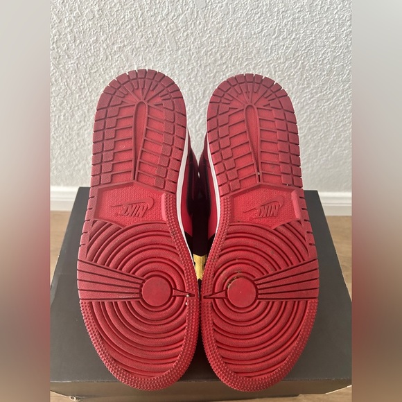 Air Jordan 1 Retro Mid GS ‘Gym Red’- Size 5.5Y - Excellent Used Condition - Picture 9 of 9